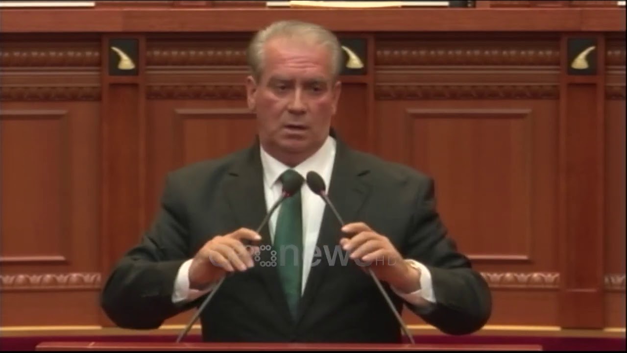 Ora News - Deputeti Alimadhi merr fjalen ne foltore e ankohet: Nuk kemi ku parkojm&euml; makin&euml;n