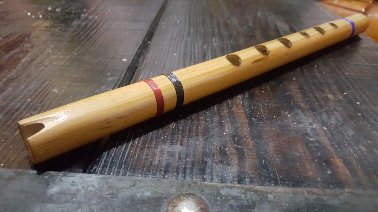 haciendo una quena de bambú