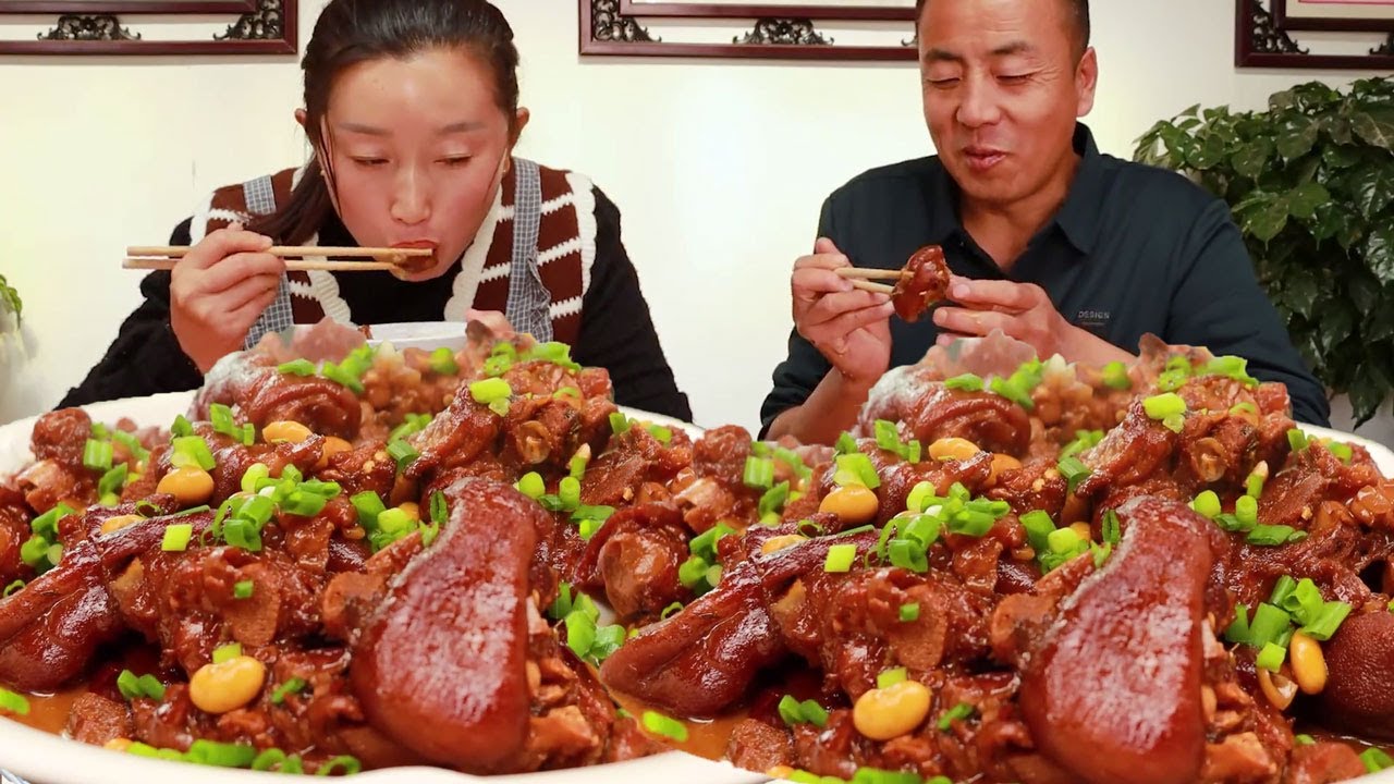 改艳做黄豆焖猪蹄，肥而不腻软烂入味，军宝边啃边夸太香了！【陕北改艳】