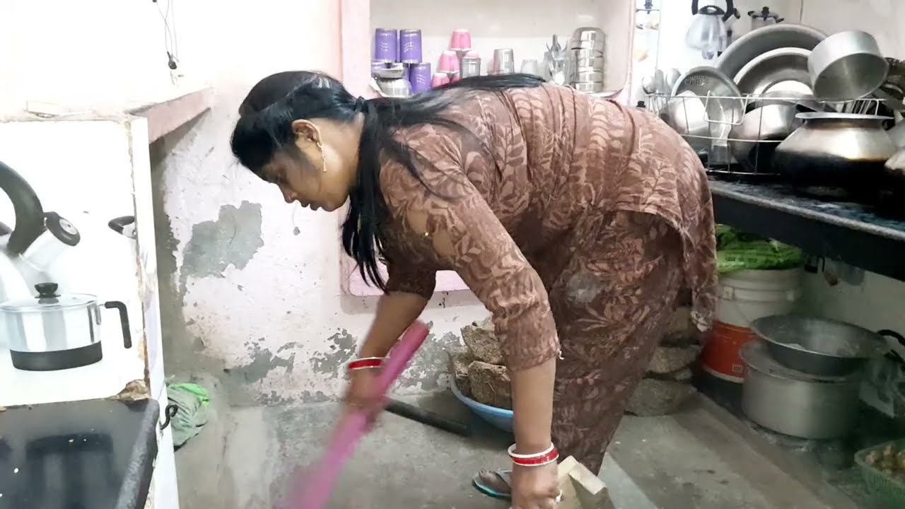 Barsat Ke Mausam Mein Raat Ke Samay pure ghar ka aur kitchen ka jhadu Lagate Hue housewife hard work