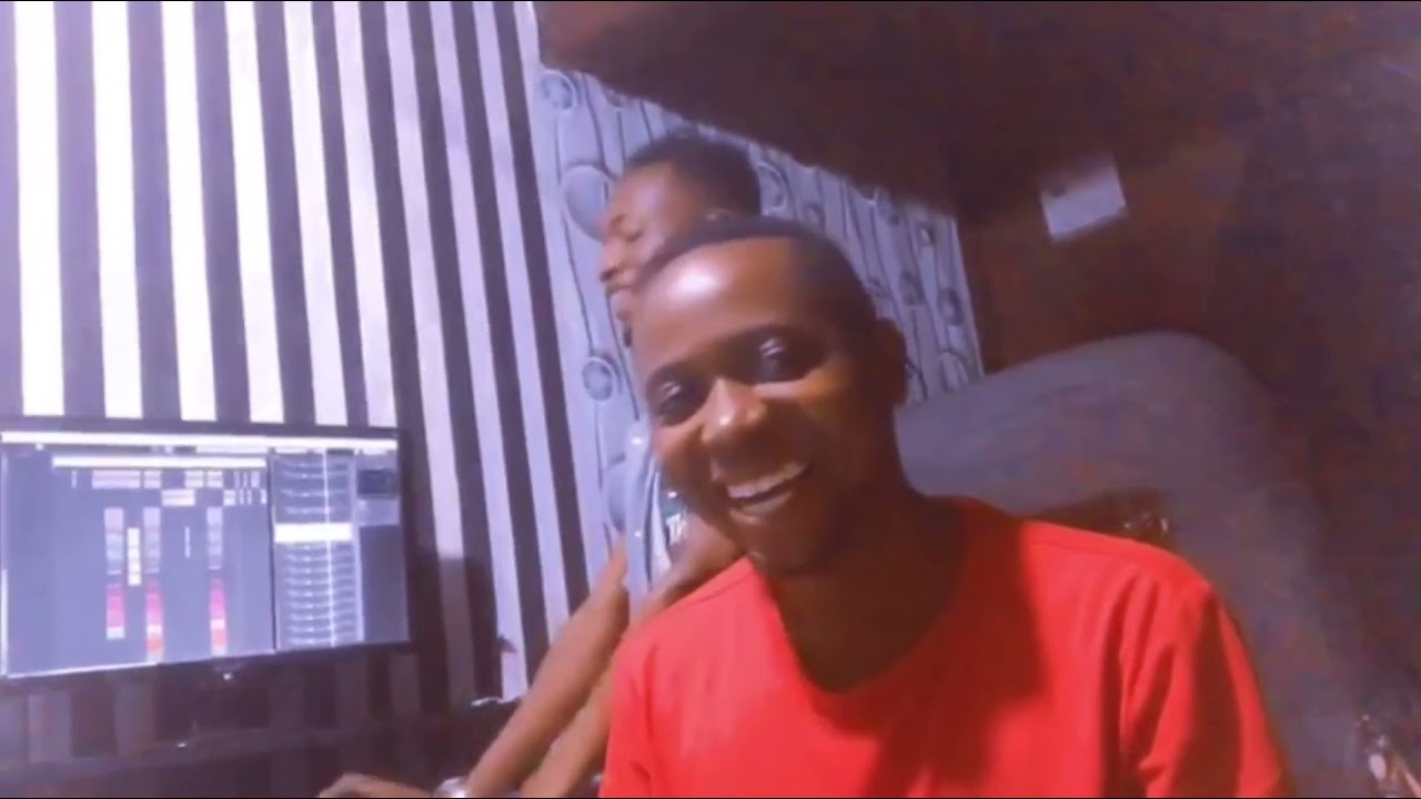 Ngajupa studio season na Salu beats wakitengeneza  nyimbo ya fahyma