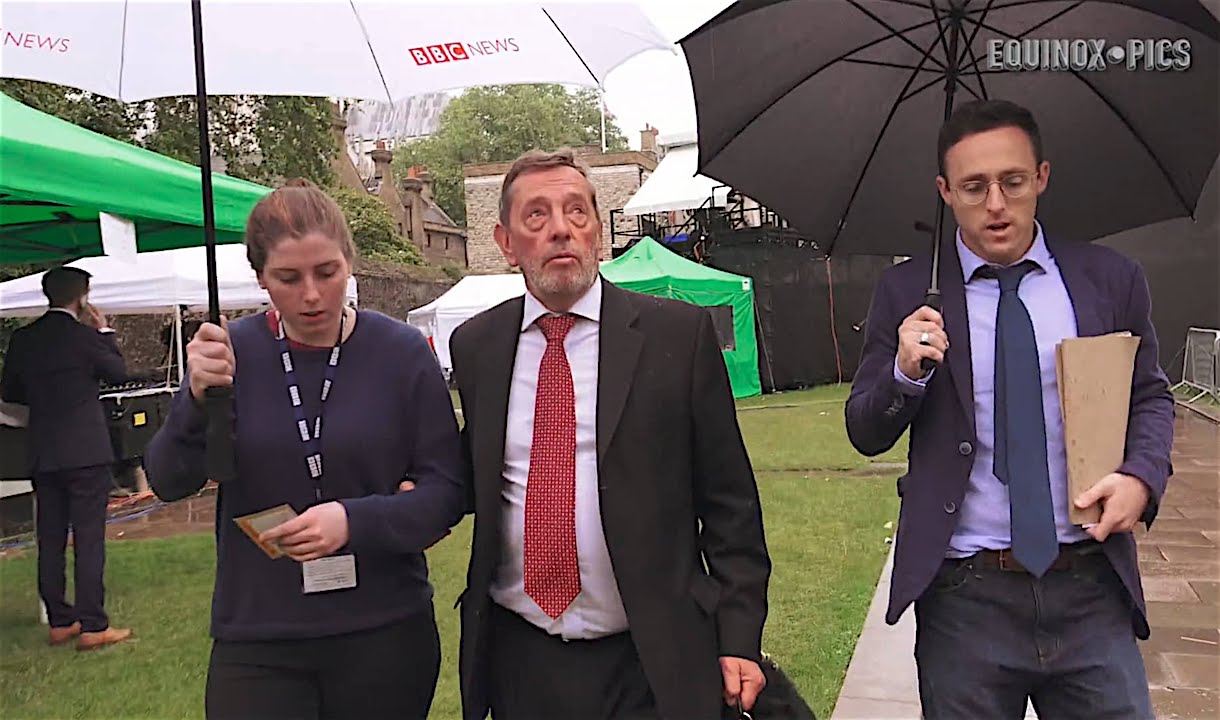 David Blunkett tricked by BBC&rsquo;s Heydon Prowse in TV prank (20160628) - Exclusive Video