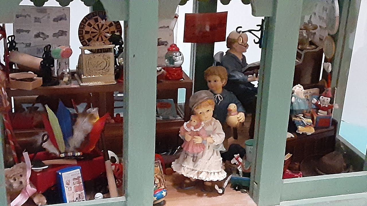 Adorable loaded MINIATURE TOY STORE Room box w RESIN DOLLS! 