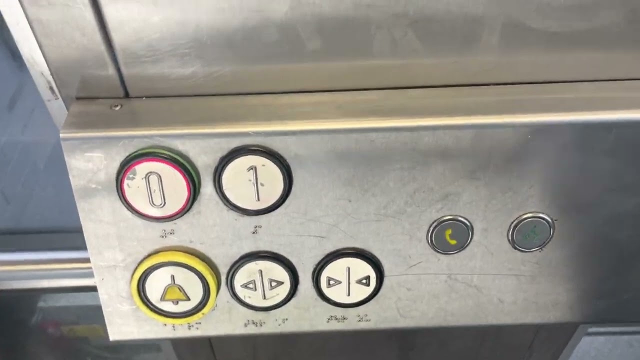 ThyssenKrupp Aufzug am S-Bahnhof Duisburg-Buchholz