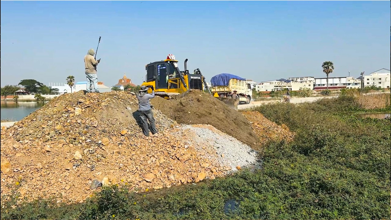 START Nrw Landfilling by dump truck wheel 10 soil Bilding Dozer Shantui Using Pushing Stones