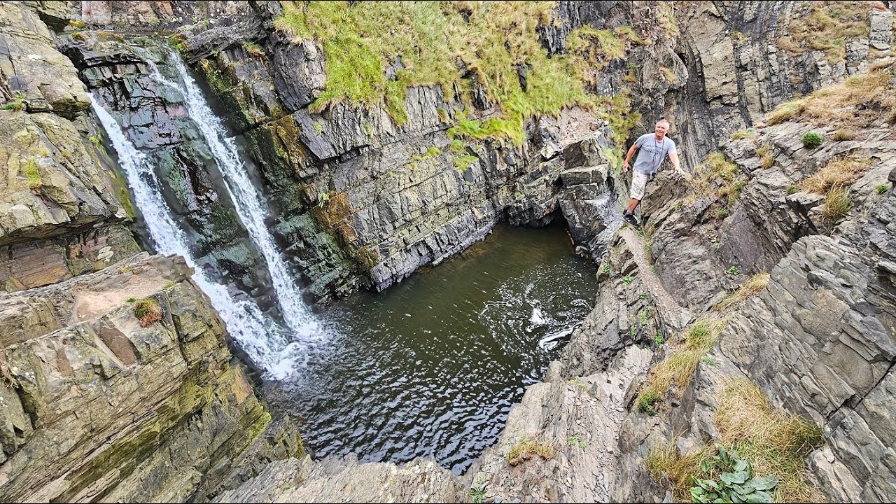 Küstenwanderung zum Speke's Mill Mouth Waterfall, Devon, UK