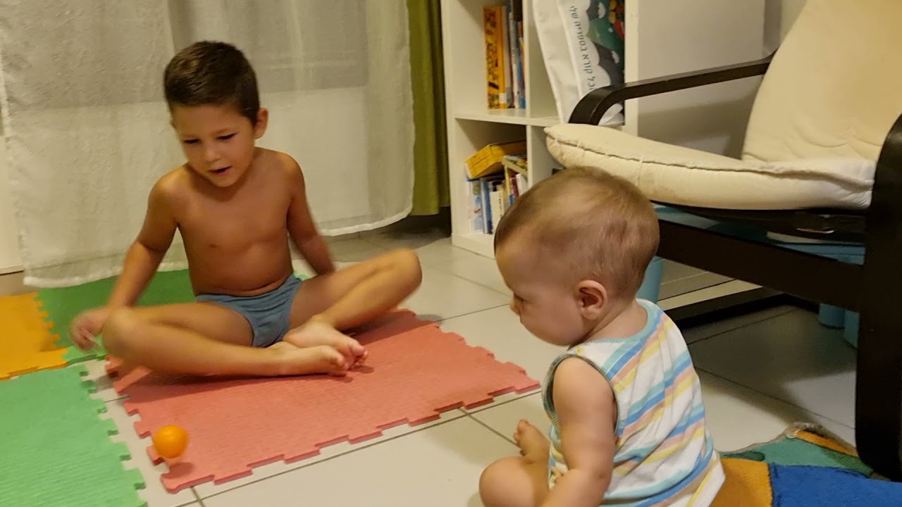 играем с шаем в шарик.ям 8 мес