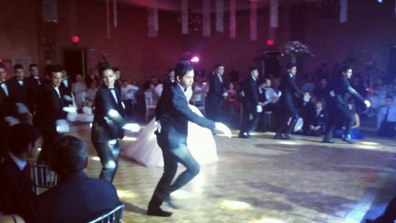 vals de Montserrat vargas con  14 chambelanes. iris-goo goo dolls