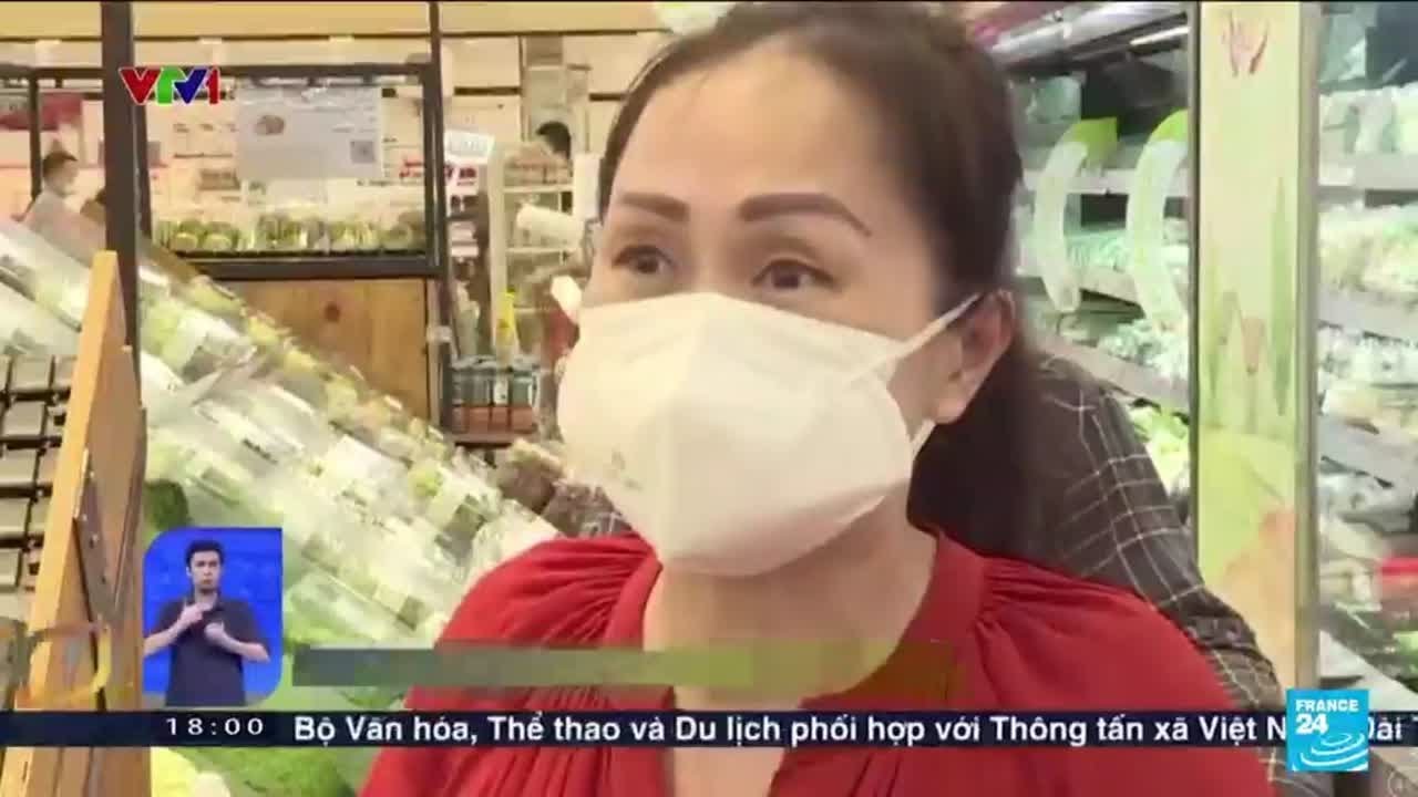 Panic buying in Vietnam's largest city before tighter Covid-19 lockdown &bull; FRANCE 24 English
