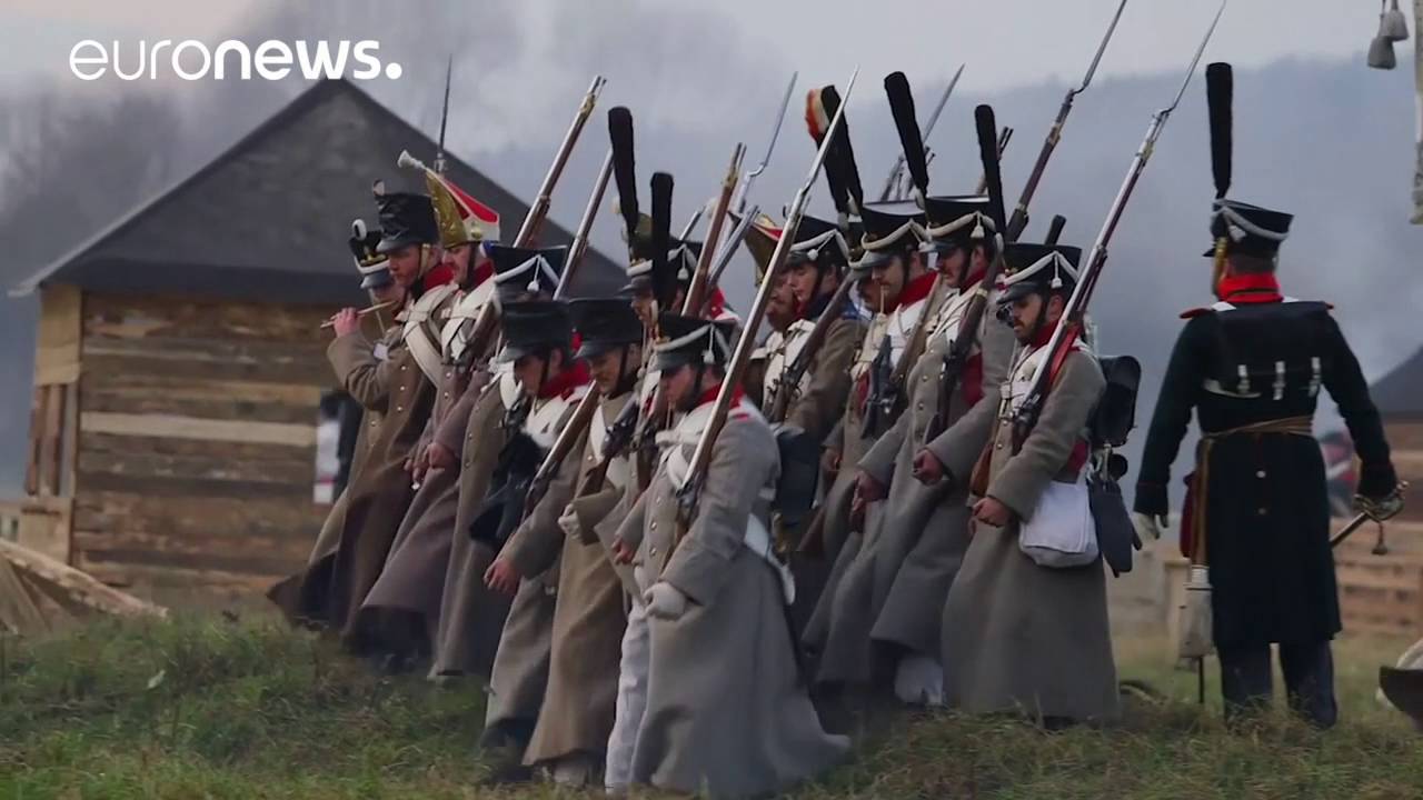 Russia : Thousands recreate Napoleonic battle