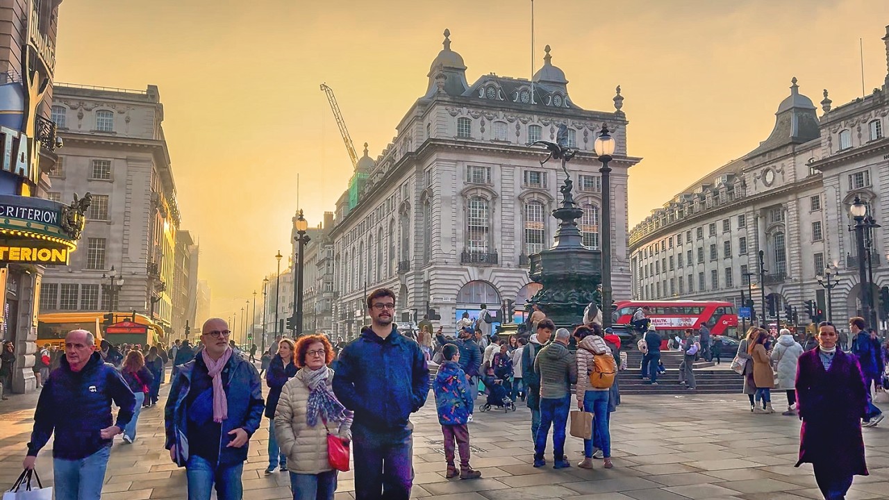London &lsquo;Saharan Dust Cloud&rsquo; Golden Hour Walk | 4K HDR