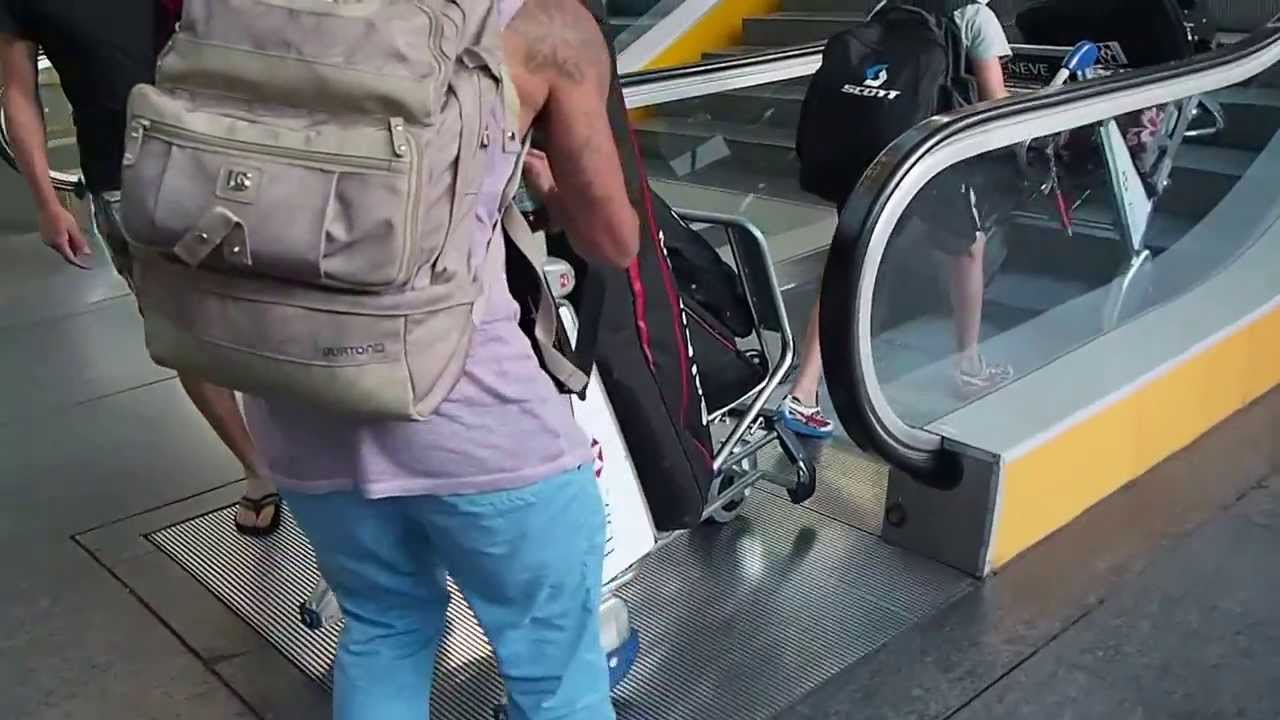 Baggage trolleys compatible with normal escalators