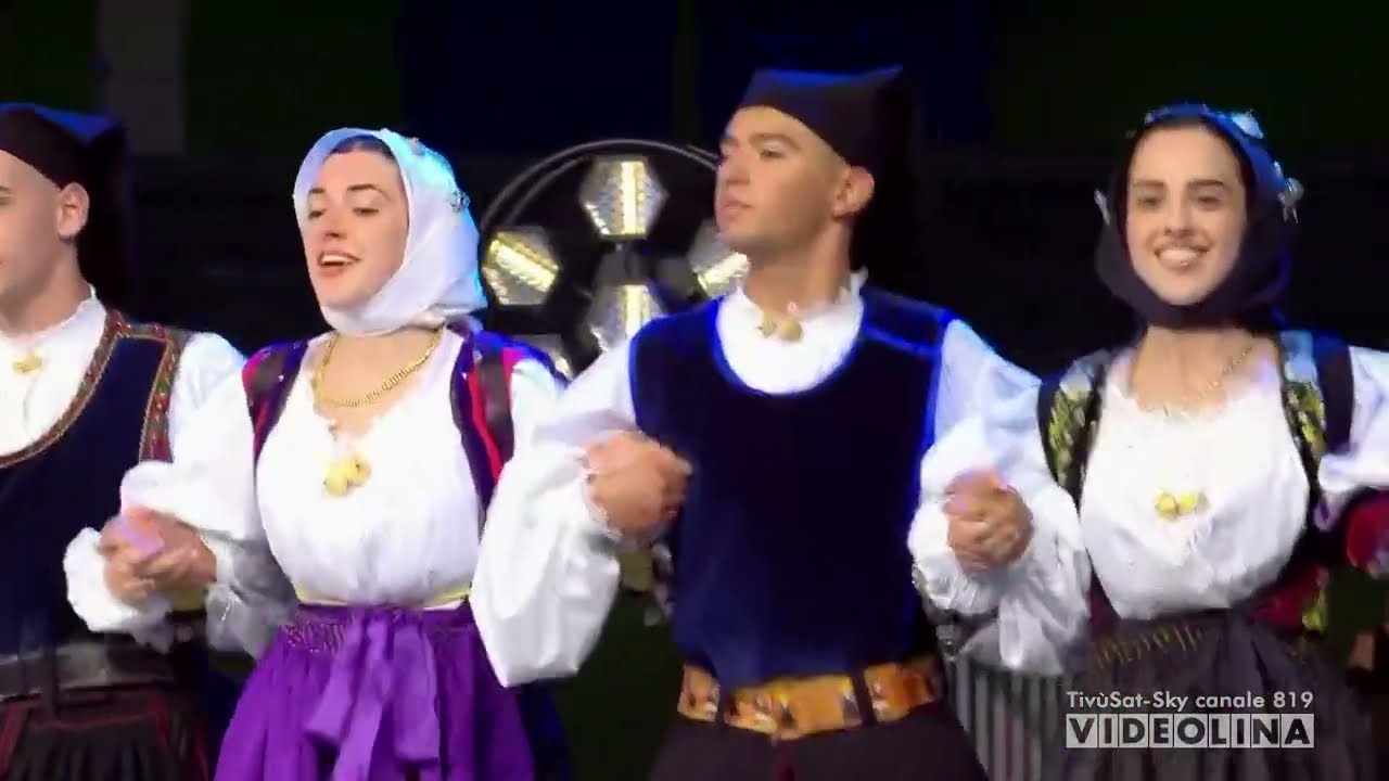 Gruppo folk Giov .Maria Angioi di  Bono  su ballu currende con Davide Viscovo  redentore 2024  Nuoro