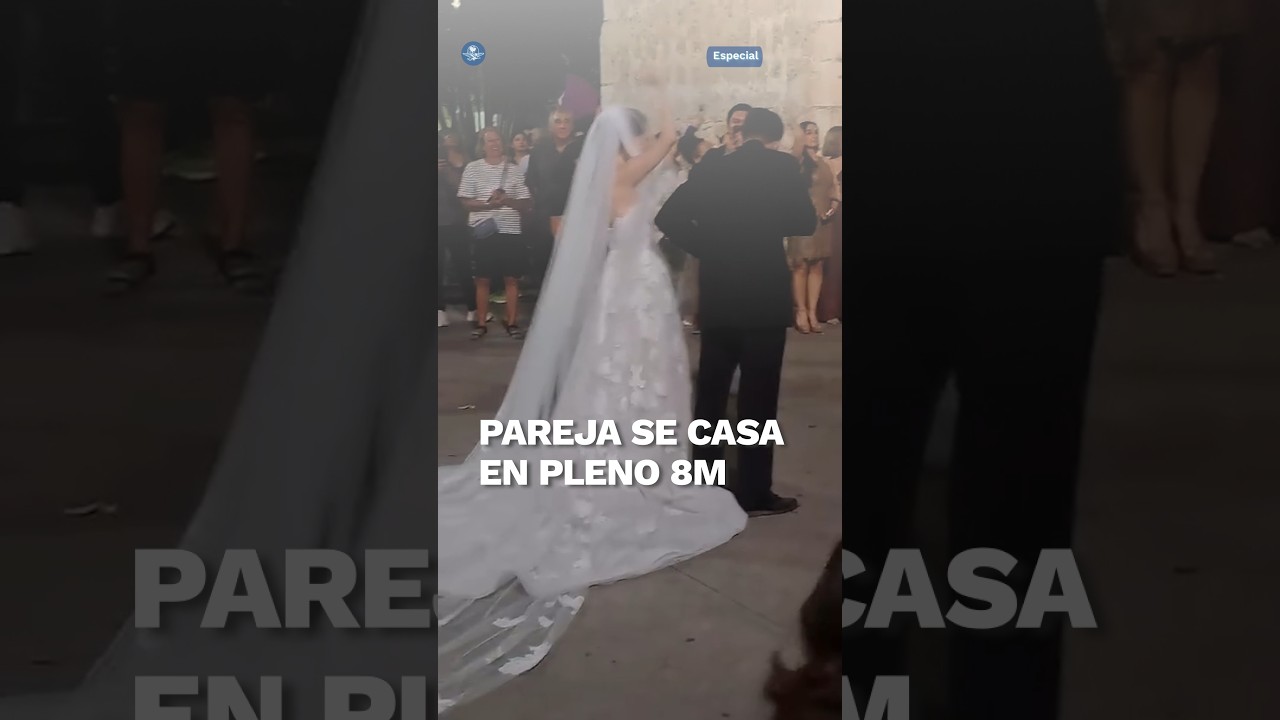 Realizan boda durante marcha 8M en M&eacute;rida; 