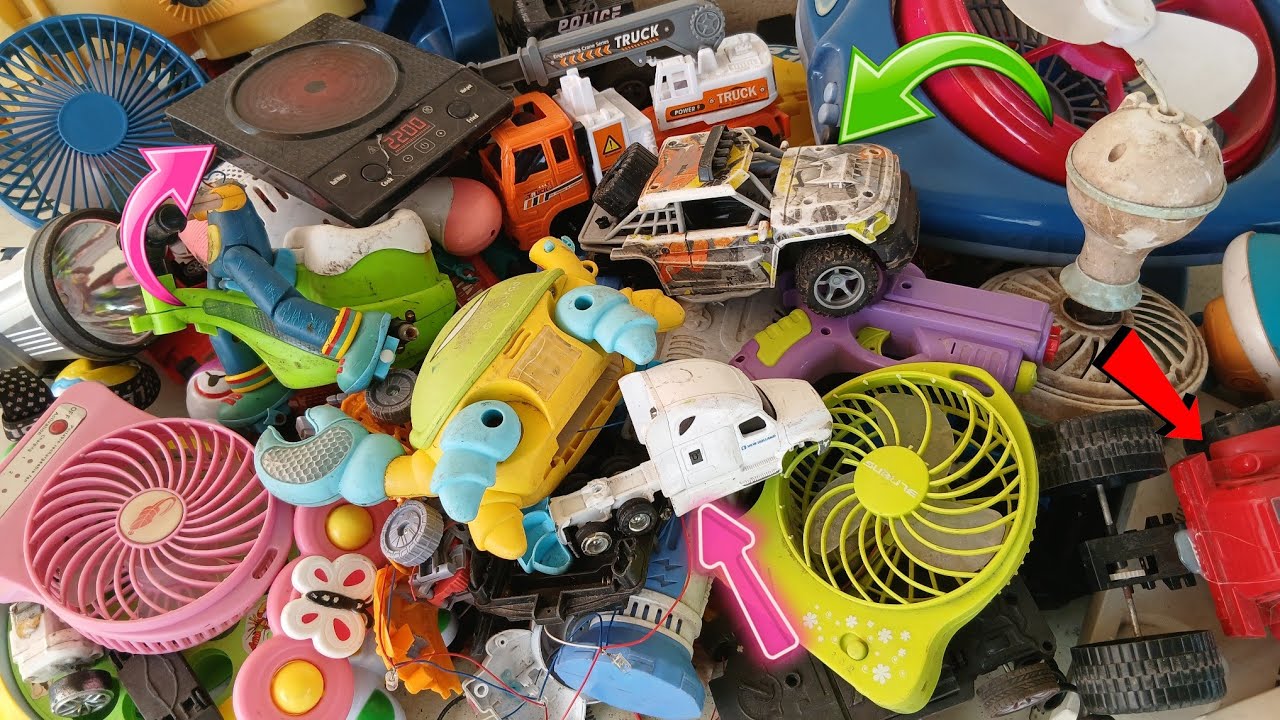 Discovering old items | Finding  toy car with a missing wheel that still runs and many old mini fans