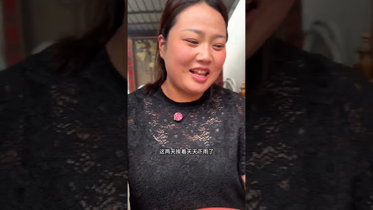 谁懂这秋天的第一口鲜啊！刚捣好的韭菜花鲜到上头，婆婆馋得 直舔手指，娘仨就着馒头吃美了！ #vlog日常 #韭菜花 #婆媳