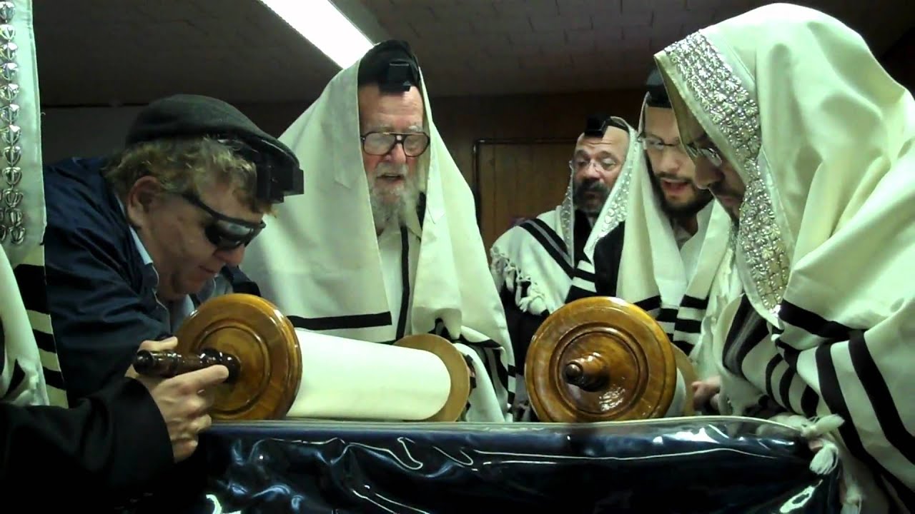 Davening with Nikelsburger Rebbe at Woodbourne Shul