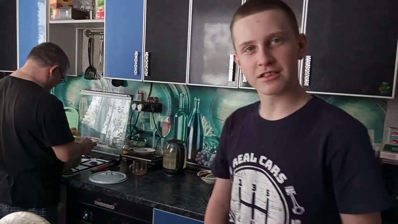 Съездили в город за комбикормом и продуктами.