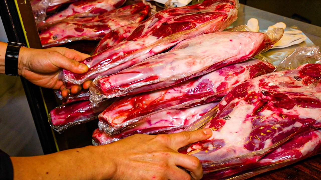 만화 찢고 나온 양다리 구이, 한 달에 500개 파는 정통 몽골식 양고기 전문점 / Authentic mongolian lamb leg - Korean street food