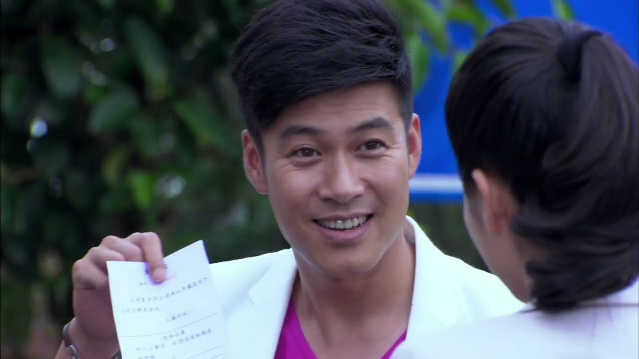 女孩被交警開罰單，簽完字才發現被耍了，總裁現場向她告白，真浪漫！