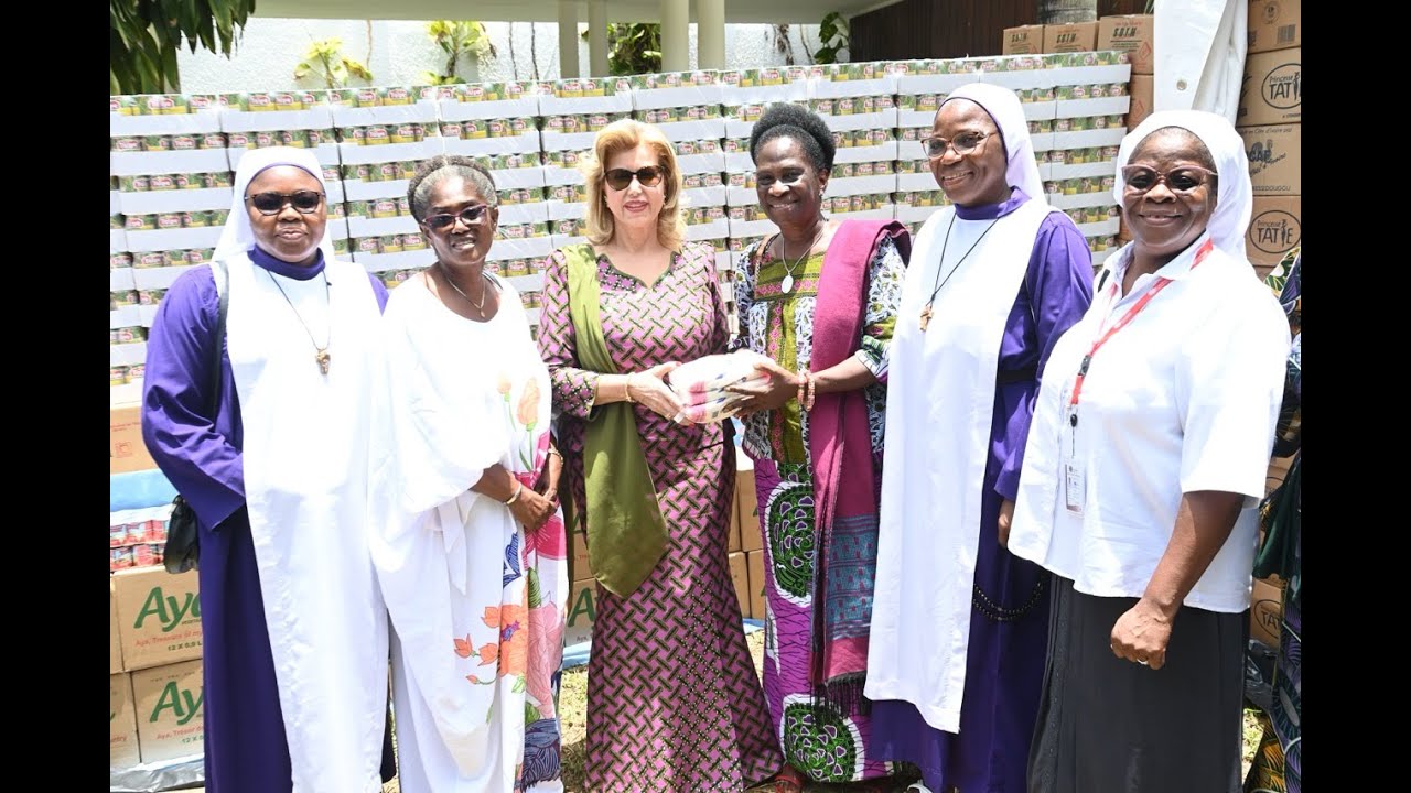 La Première Dame, Dominique Ouattara, offre des dons d’une valeur de 130 millions FCFA