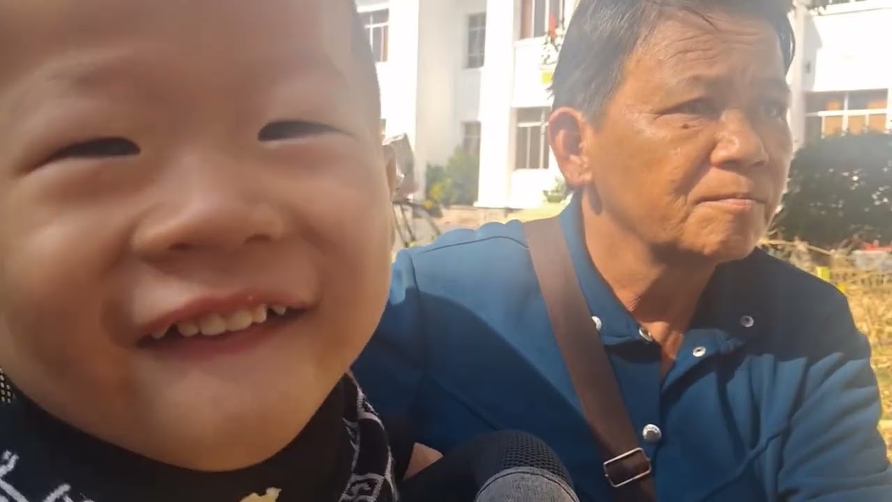 Bà cháu Minh Hiếu cùng cha Chi được út cò chở đi đâu mà vui vậy 