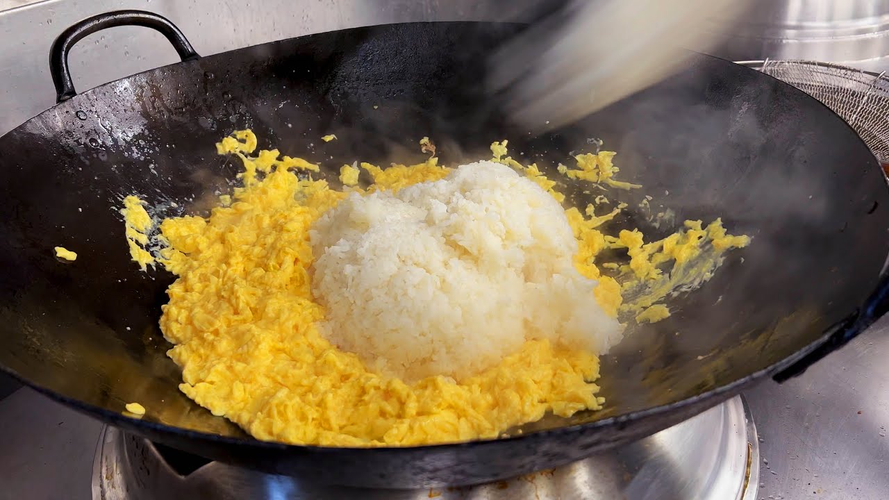 お腹がいっぱいになっても食べ続けてしまう三色丼チャーハン。　Fried rice with three color