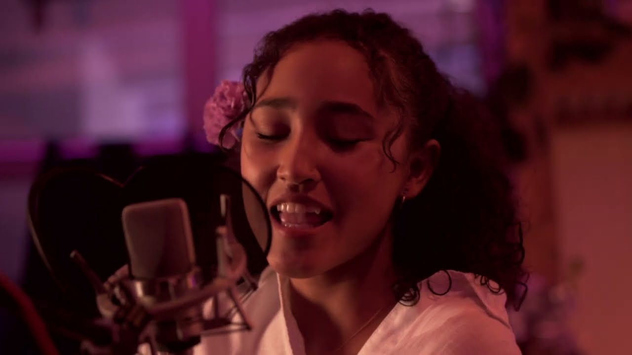 Marina Lóma – Mariposa (Studio Video)