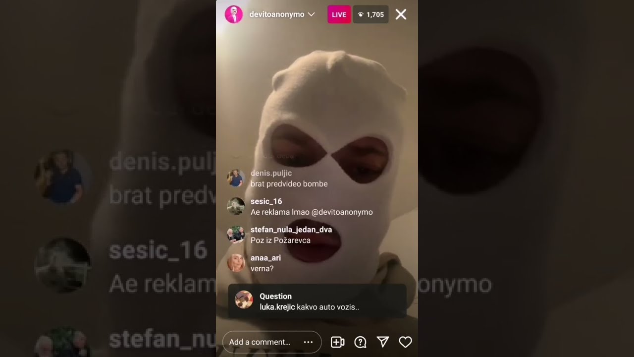 DEVITO POKAZUJE KOLEKCIJU PATIKA