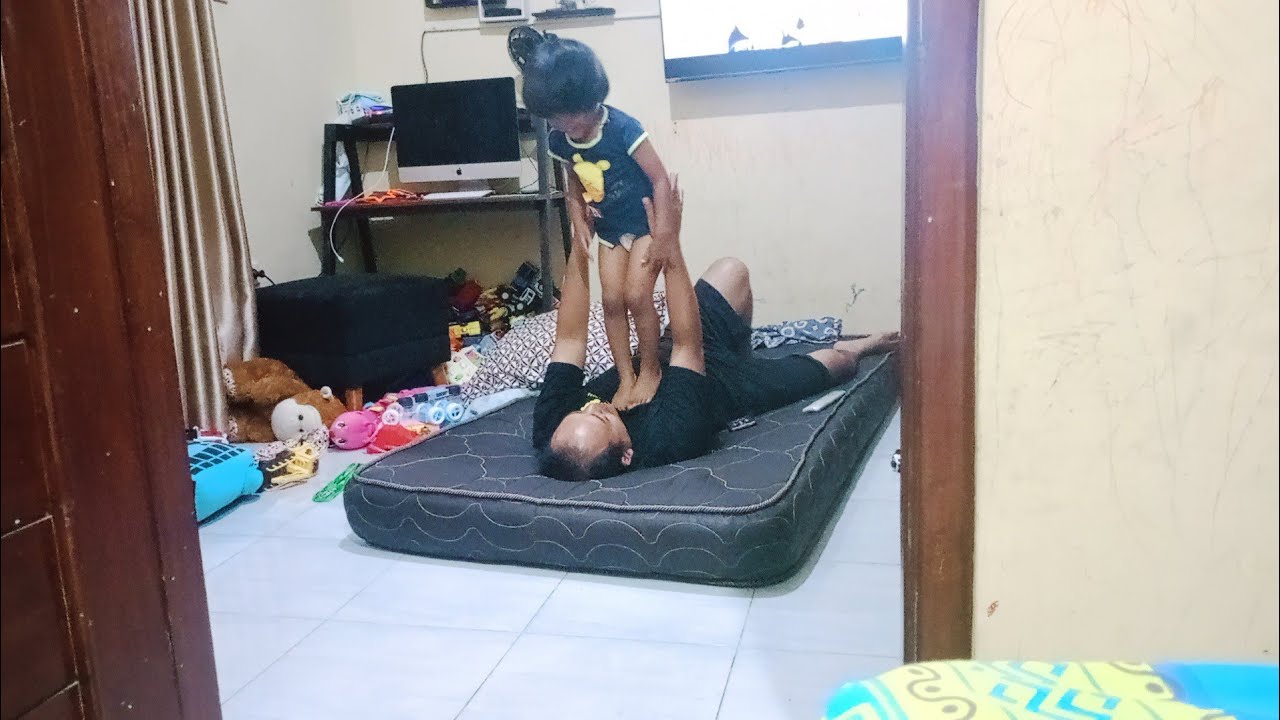 Lompat Tinggi Sambil Becandain Ayah