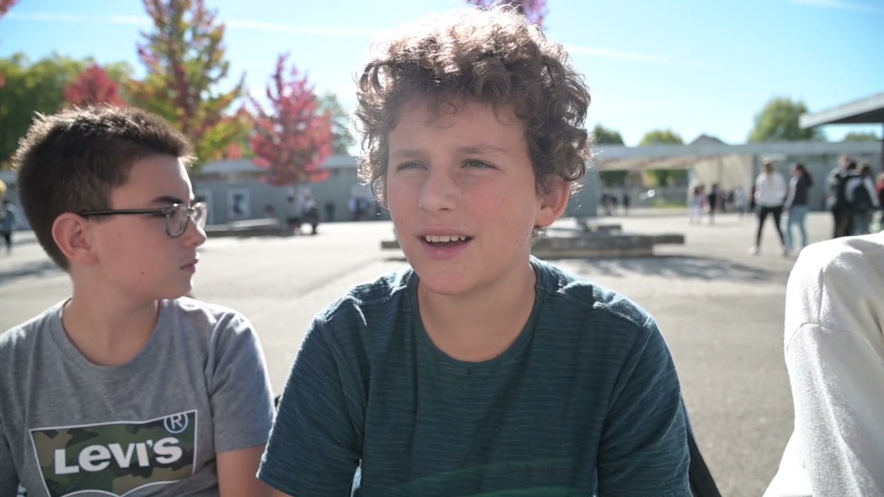 Des élèves du collège Jeanne d'Albret à Pau participent à l'émission Vrai ou Fake de France Info