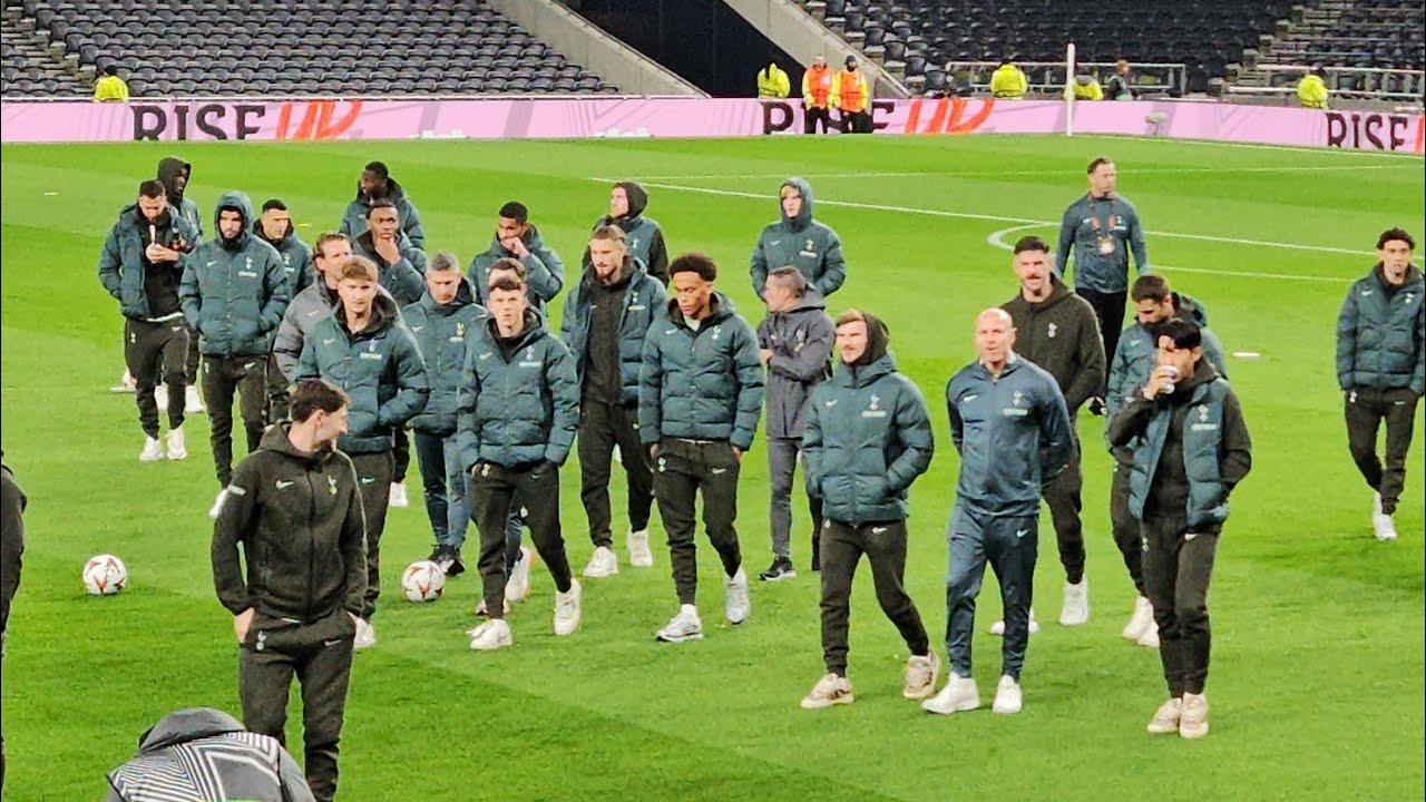THE TOTTENHAM PLAYERS WALKING AROUND THE PITCH: Pre-Match Spurs v Roma