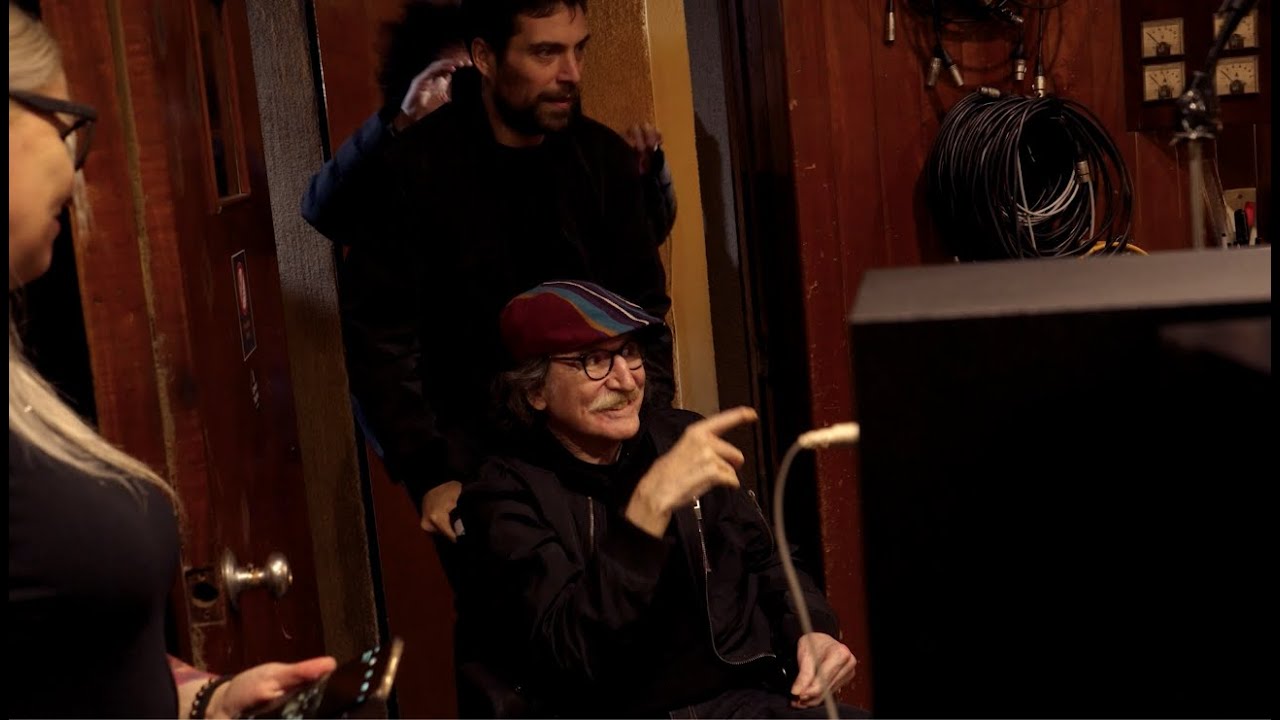 CHARLY GARCIA llegando a la reunion de PORSUIGIECO