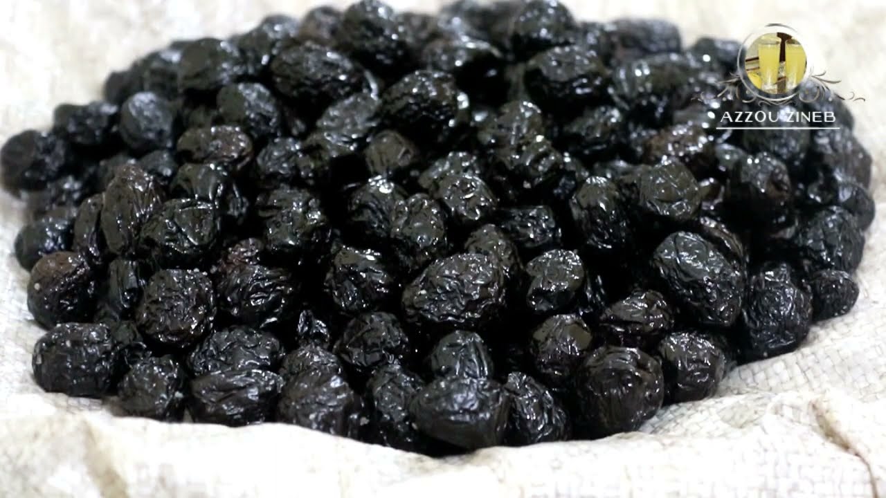 ترقيد الزيتون  الاسود بالملح  فقط الزيتون المطمر طريقة  تقليدية  لزيتون أسود بجودة عالية و ممتازة