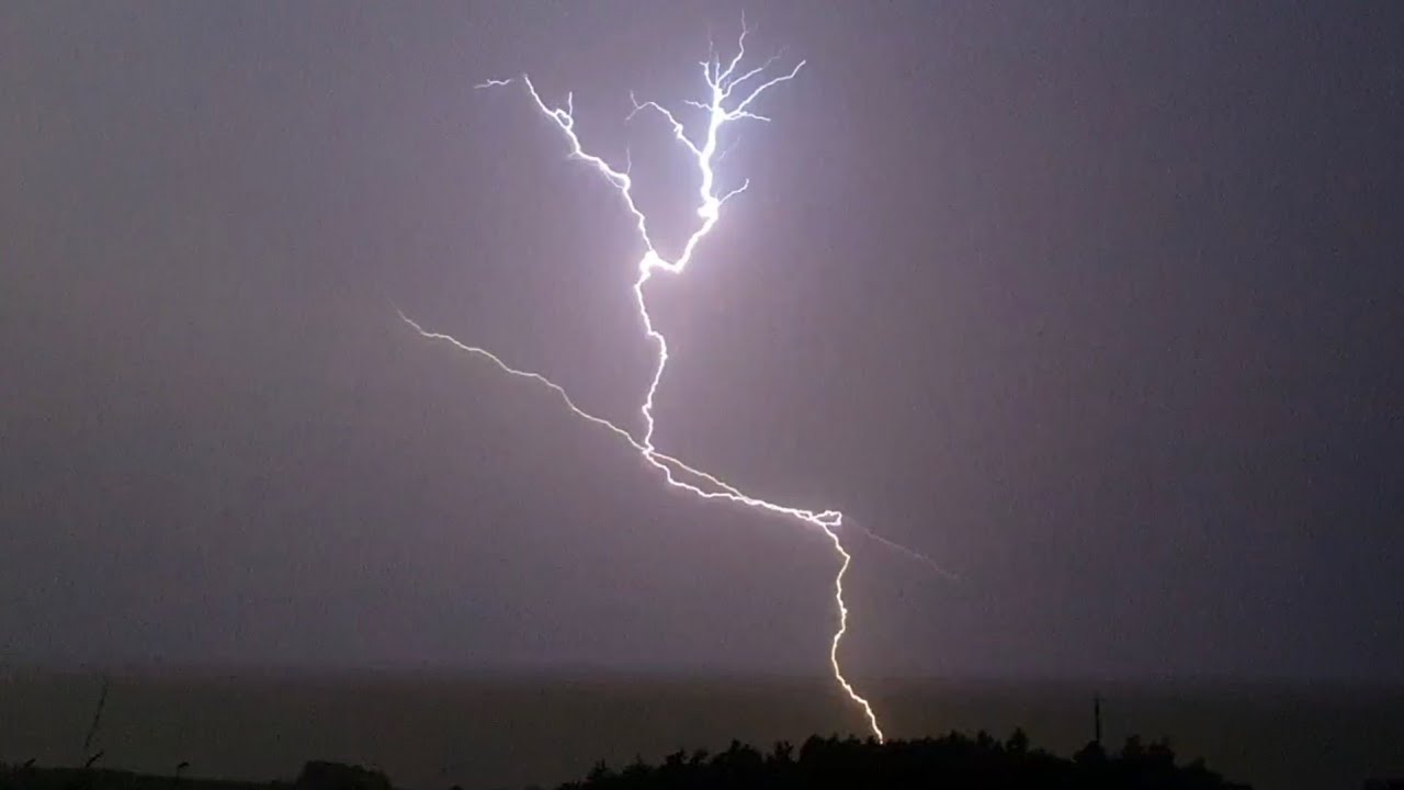 Unzählige nahe BLITZEINSCHLÄGE mit KANONENSCHLÄGEN, SCHWERE GEWITTER vom 10.07.2024/ DONNER WETTER