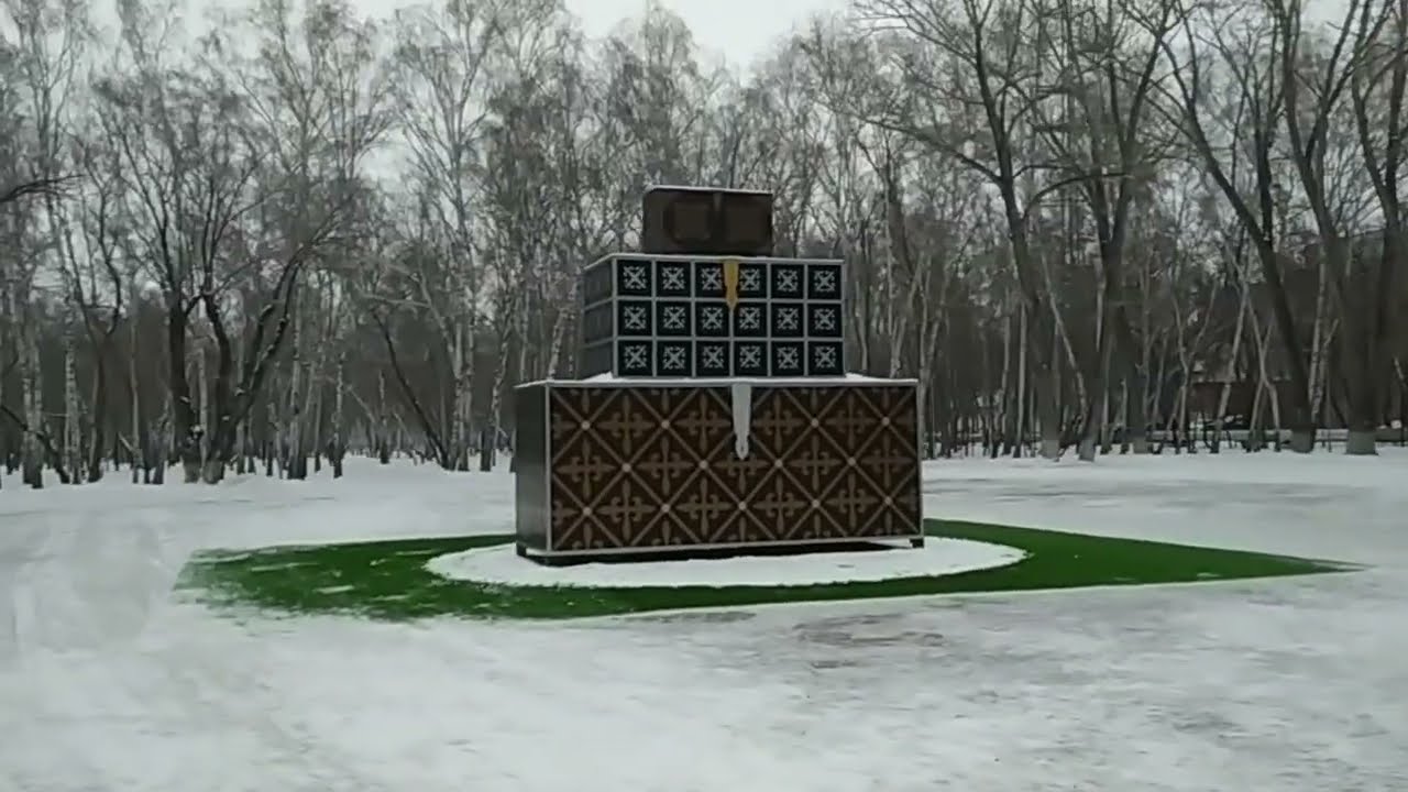 Променад в Центральном парке Караганды от главной аллеи до Сундуков жанровых 6-ого Января 2026 года
