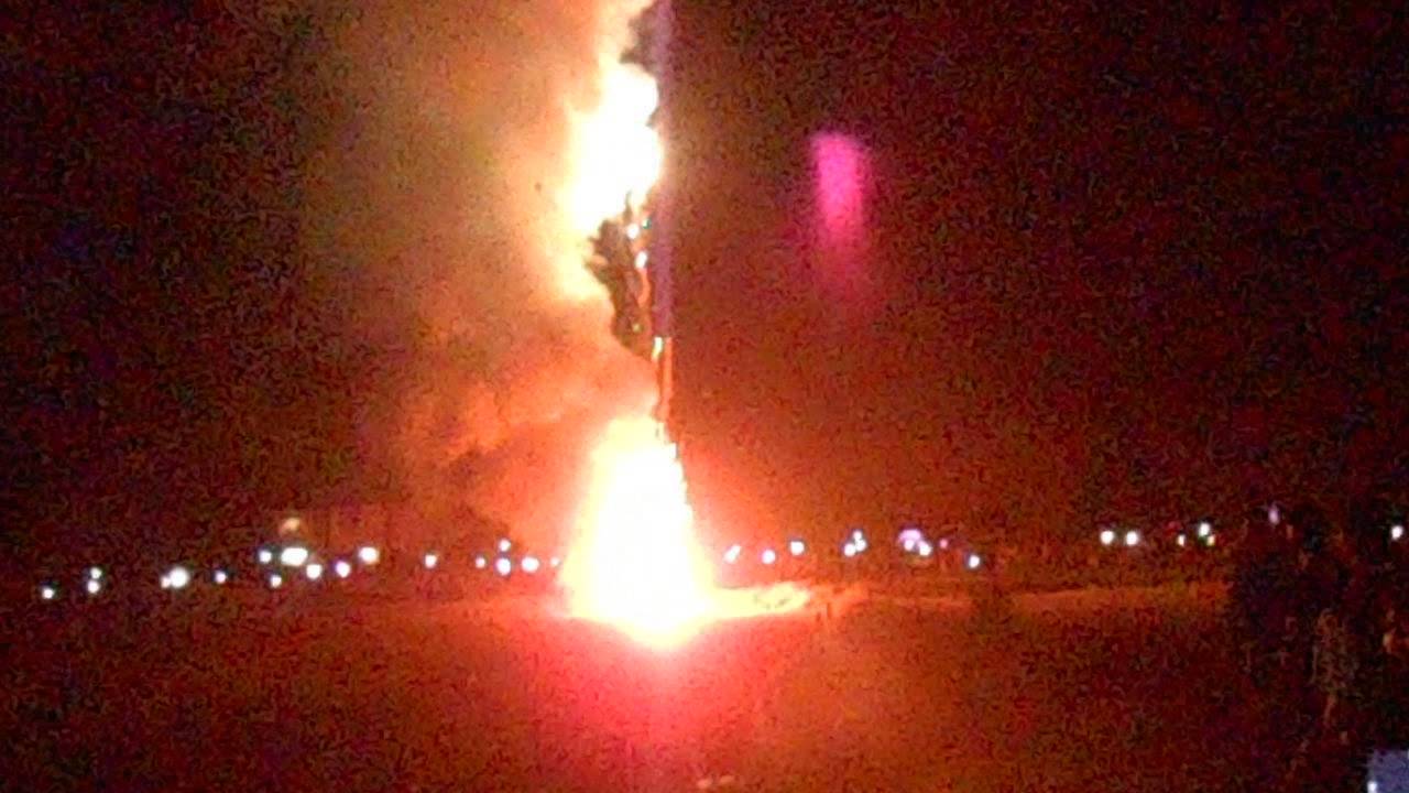 Shree Thirumandhamkunnu Pathaam Pooram Vedikkettu..video by Subin Flair
