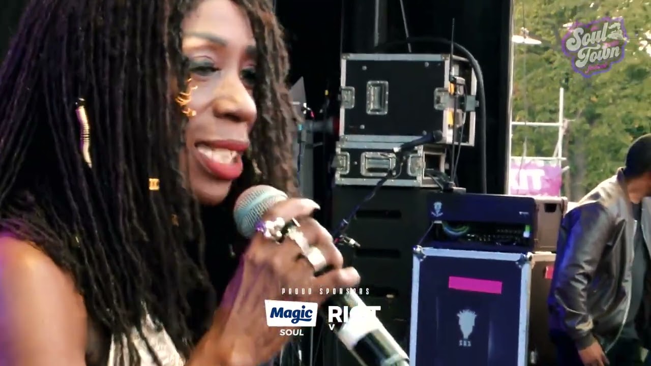 Heather Small performs Moving On Up at the 2022 Soultown Festival