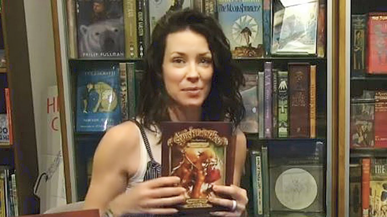 Evangeline Lilly Book Signing & Interview | 