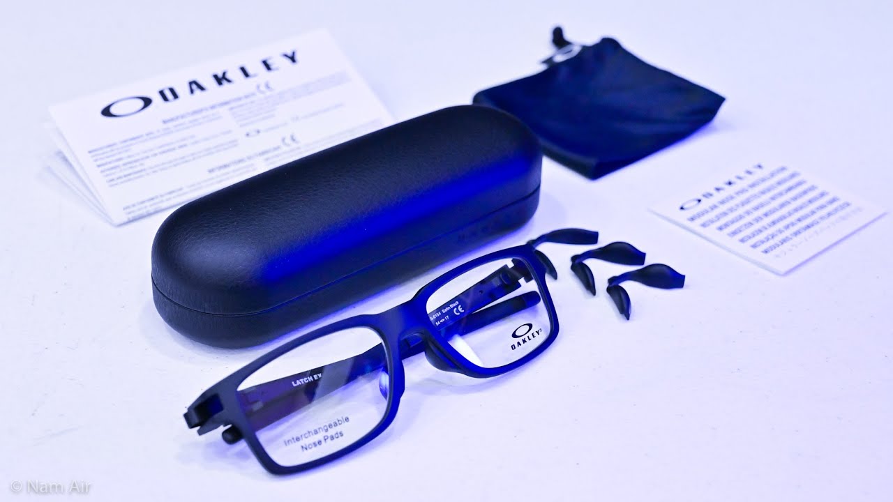 Trên tay gọng kính cận Oakley Latch EX: Gọng kính mình thích nhất