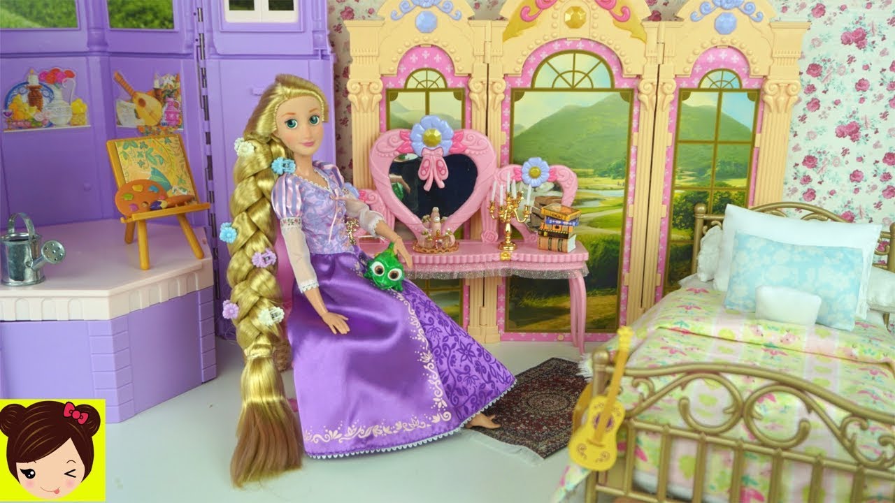 Barbie Rapunzel Rutina de Mañana en su Torre Encantada - Dormitorio de Princesa
