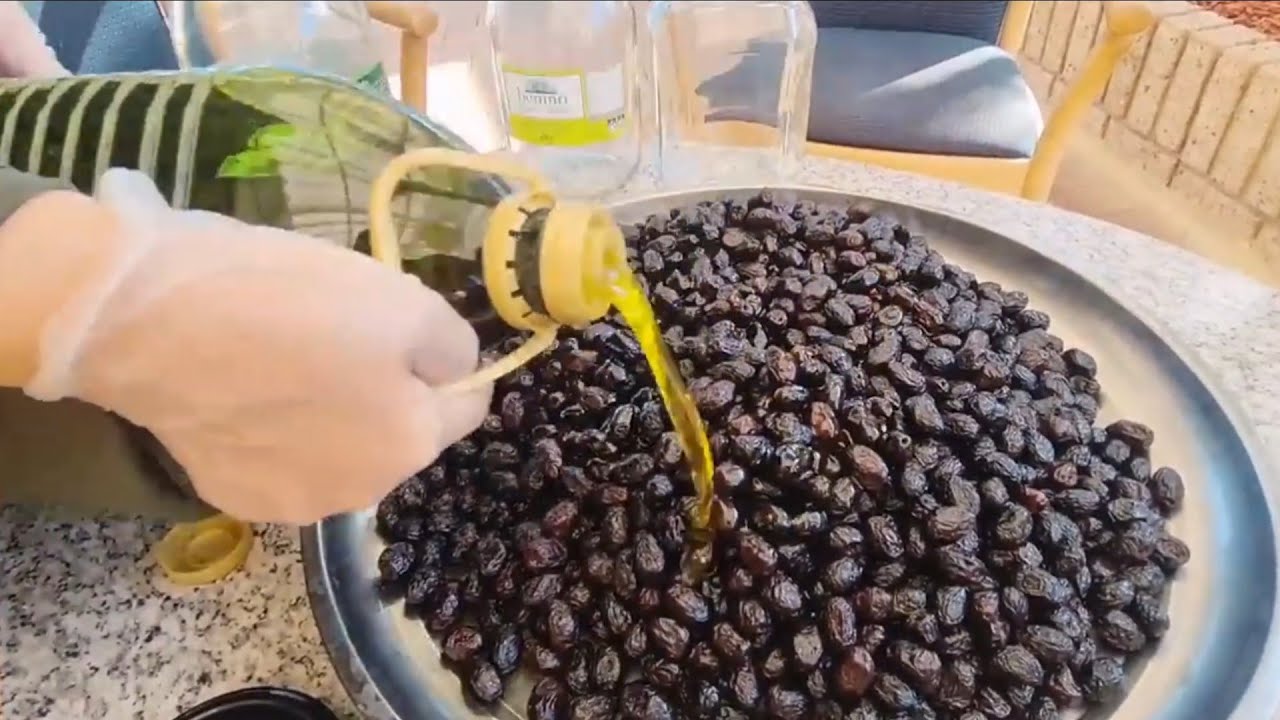 الزيتون الأسود 🫐 وطريقة الكبس بجميع المراحل من ايد الحجيه 😇