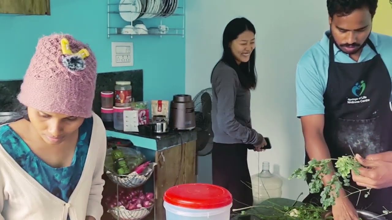 Fun time with the students in the kitchen 😀 #campuslife #campusfun #entertainingvideos