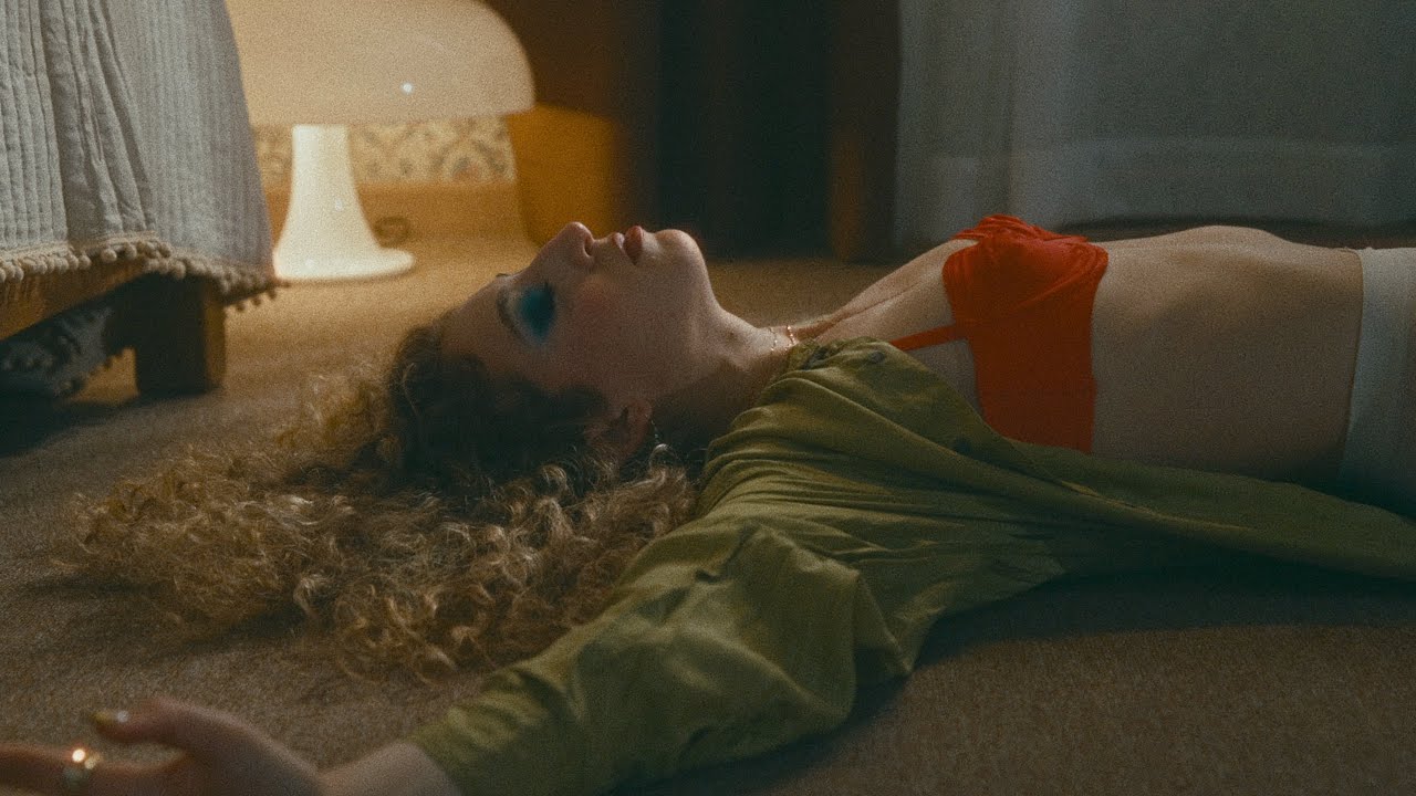 CARMEN MARÍA- CAFÉ Y ALCOHOL (Video Oficial)