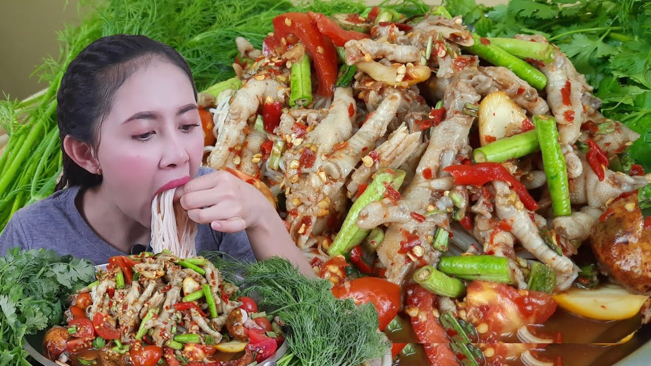 ตำตีนไก่เผ็ดๆ นัวน้ำปลาร้าใส่ขนมจีนเส้นเหนียวนุ่ม แกล้มผักกรอบๆ