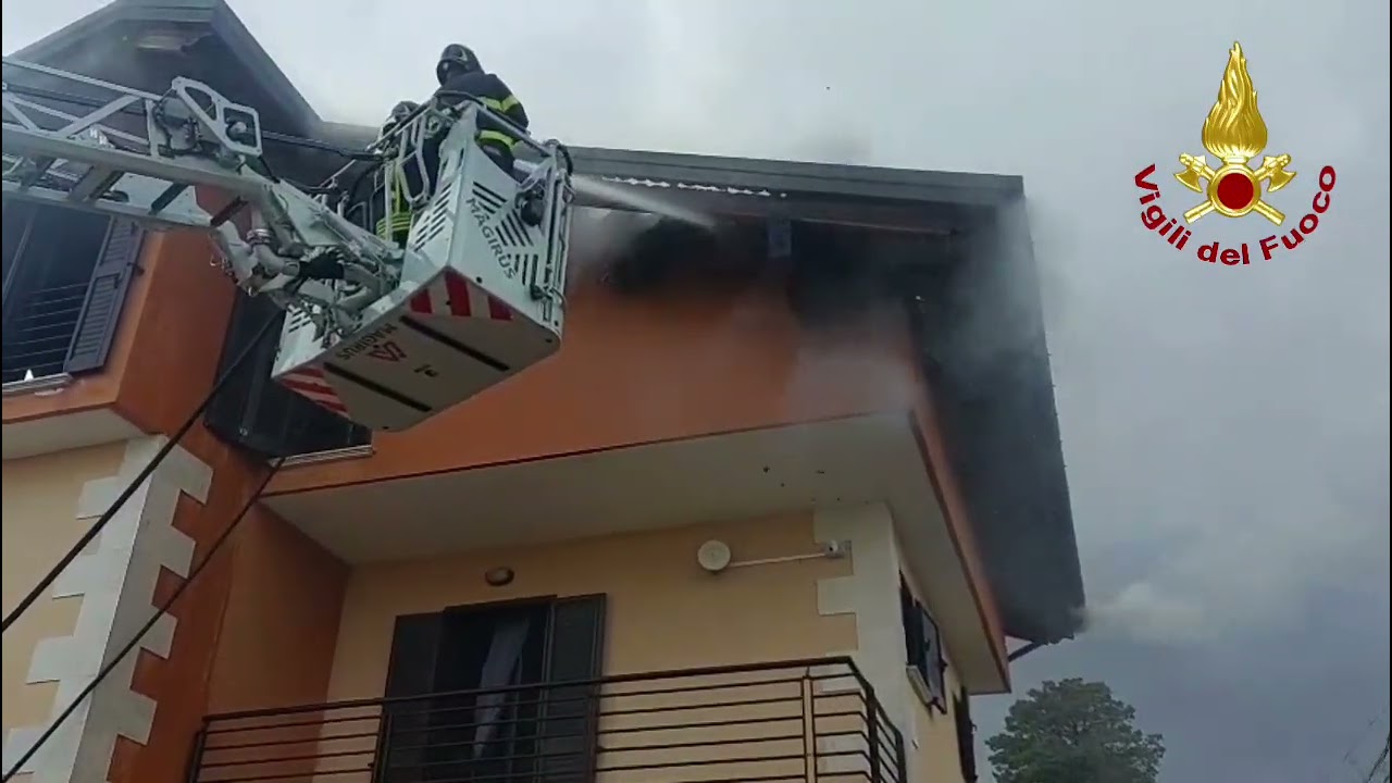 Tetto in legno divorato dalle fiamme, evacuata una famiglia: Vigili del fuoco al lavoro per ore