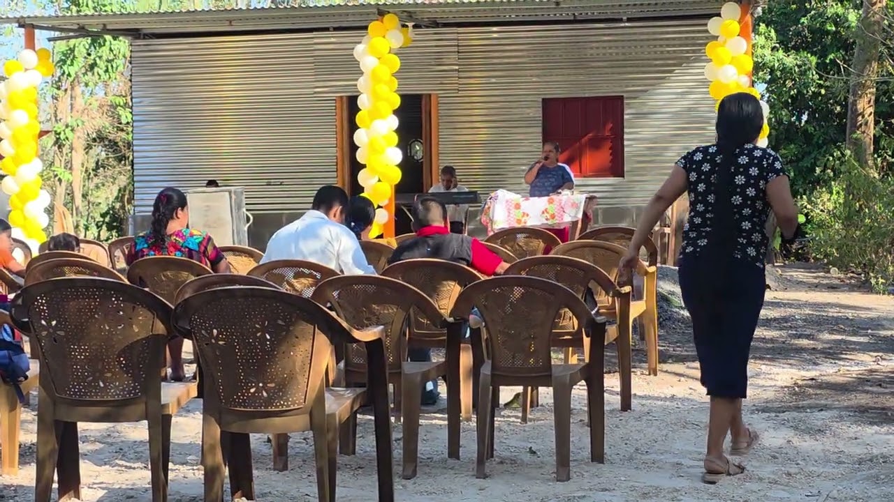 Ya empezó el servicio de acción de gracias en el hogar de Tetengo y familia. 