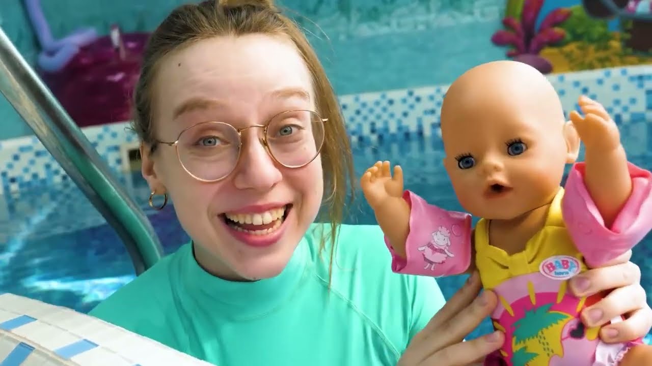 Baby Born -nukke altaassa! Baby Annabellen kylpyaika ja lelut vedessä.