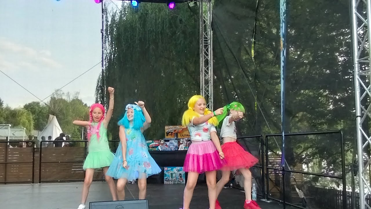 Kousek koncertu Lollipopz-festival bambule ve žlutých lázních 💚💛🩵🩷