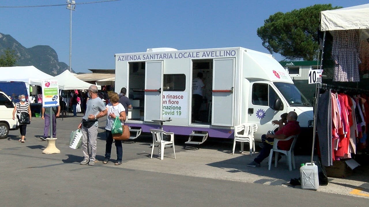 Avellino, vaccinazioni in calo. Caccia agli indecisi al mercato